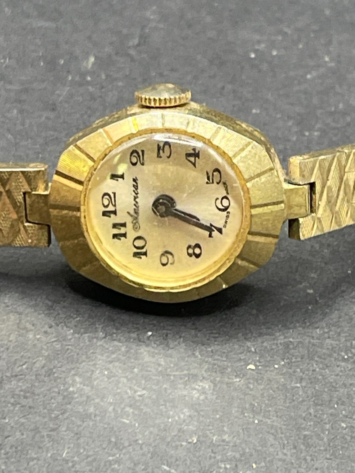Vintage American Womens Mechanical Watch Gold Tone Textured Mesh Link Bracelet